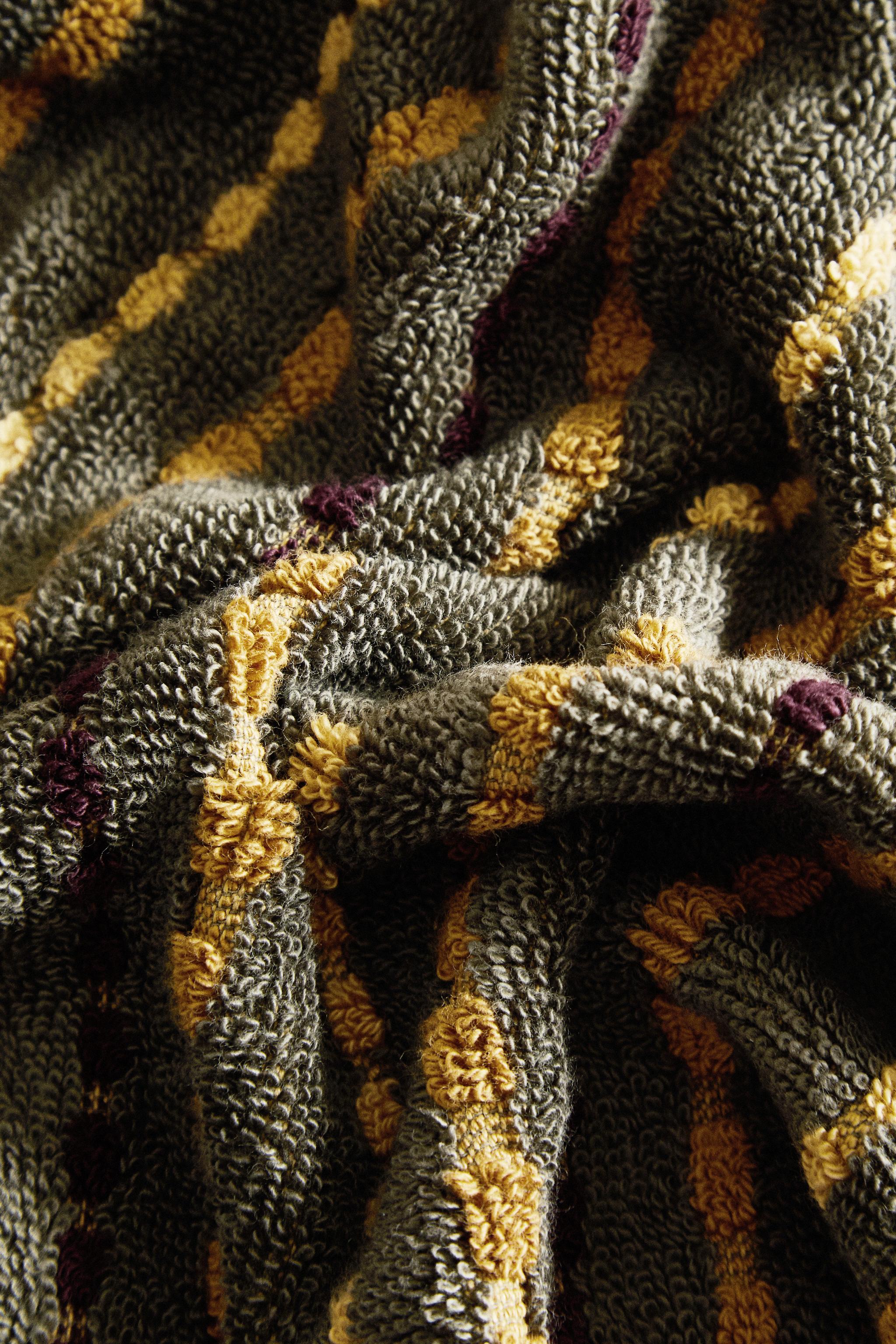 BATH TOWEL WITH COLORED DOTS